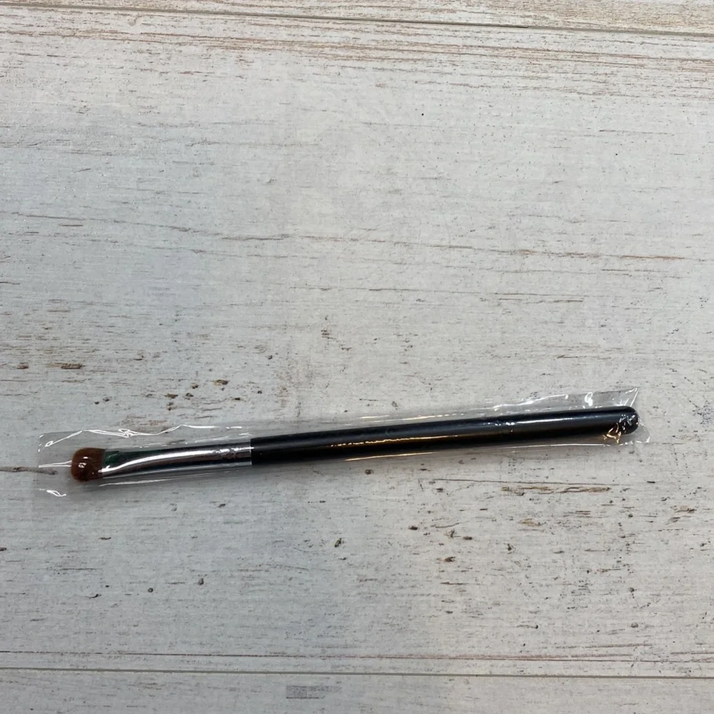 Elaina Badro Synthetic Fluff Brush